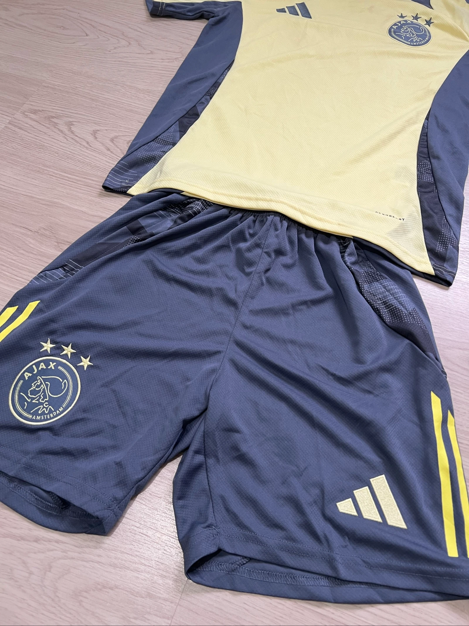 Conjunto Ajax amarillo – photo 3